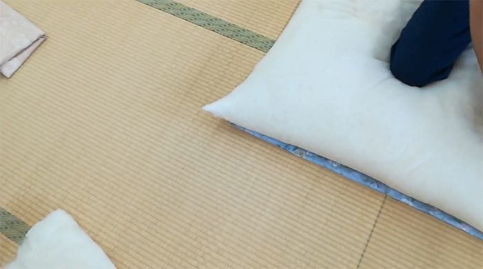 綿を重ねたら敷布団の角を作っていきます「角つくり」です。