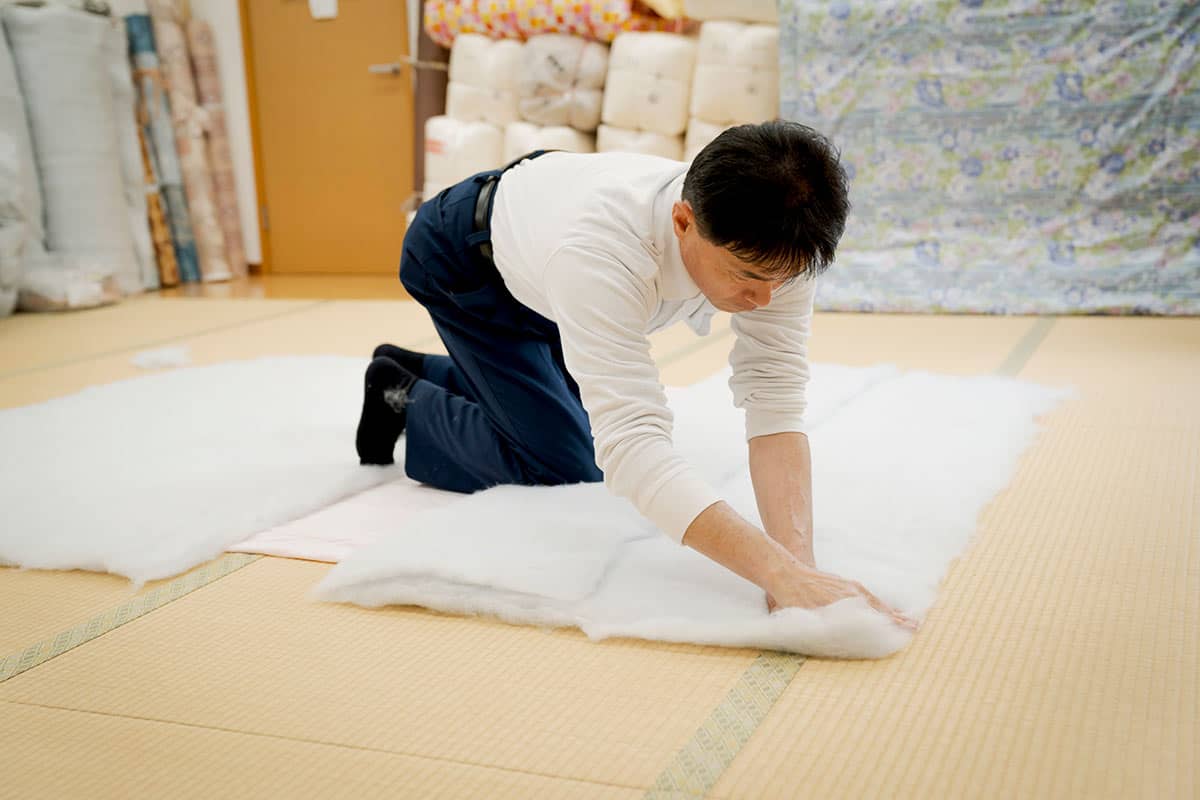 側生地の上に【特許】温泉綿を丁寧に広げていきます